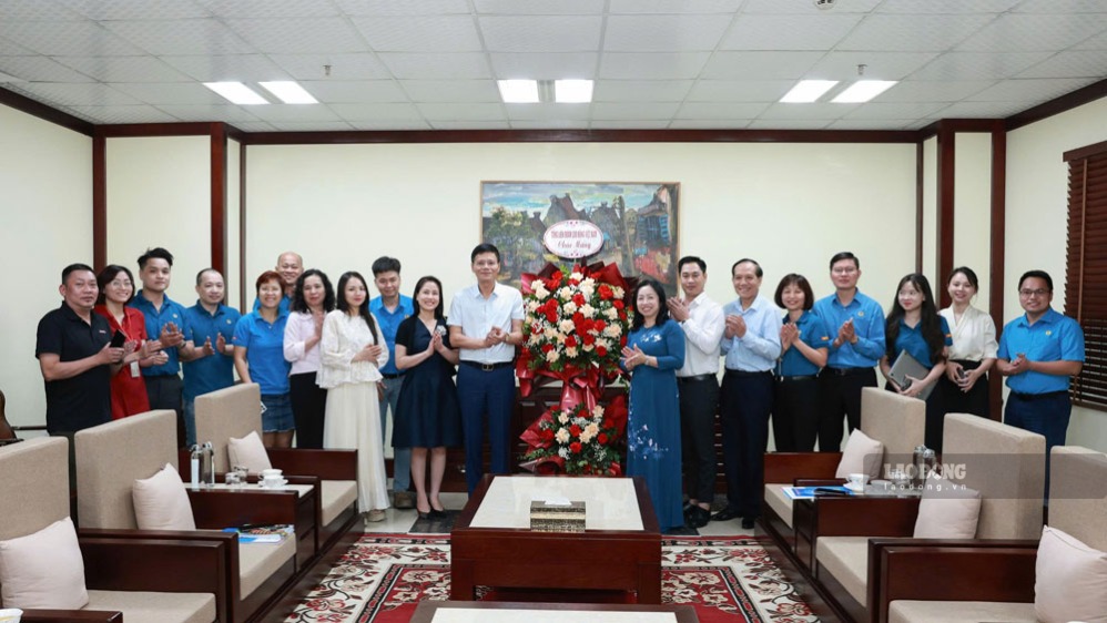 Vice President of the Vietnam General Confederation of Labor Thai Thu Xuong (8th from right) congratulates Lao Dong Newspaper on Vietnam Revolutionary Press Day June 21. Photo: Hai Nguyen