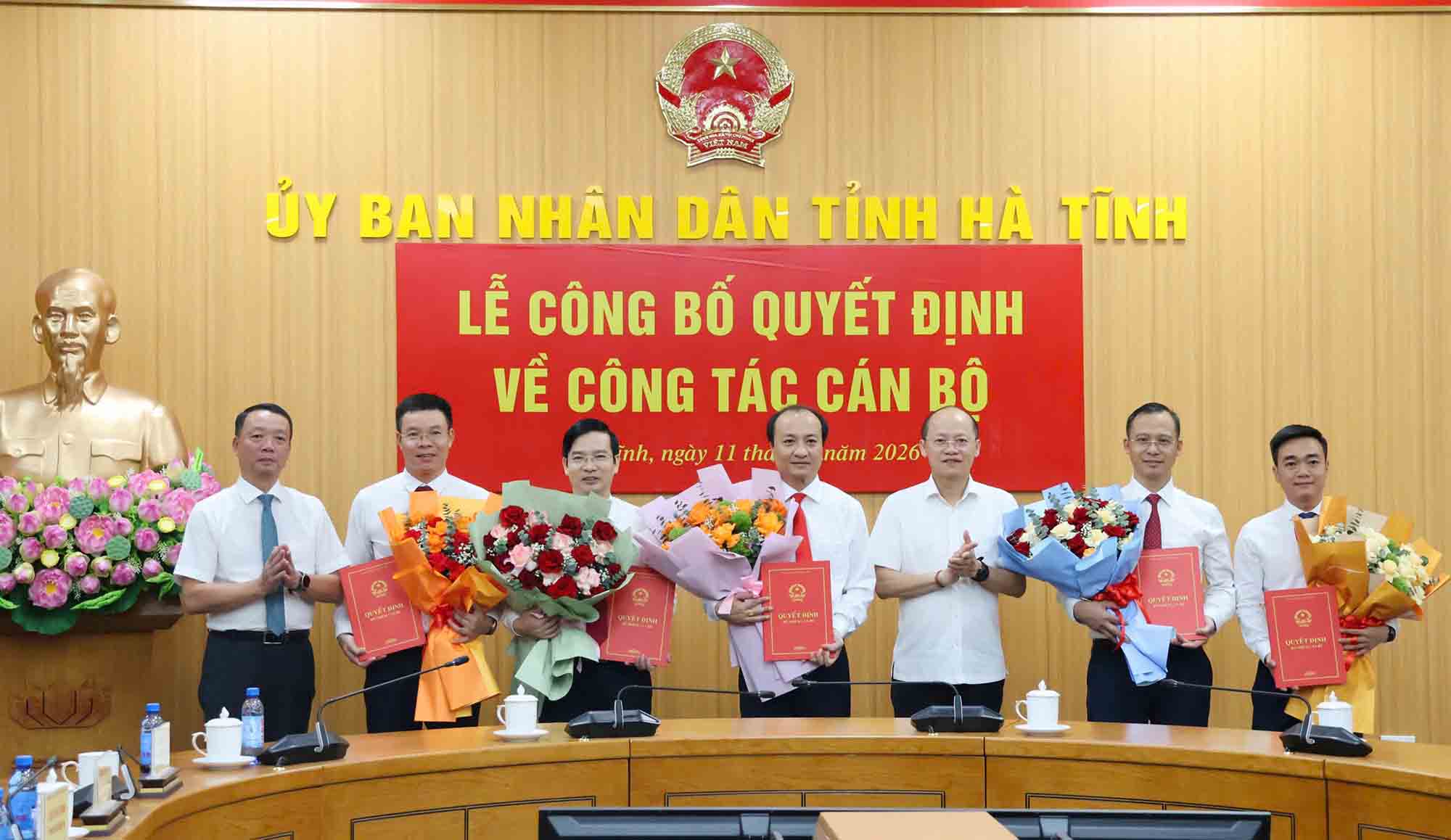 Handing over decisions on personnel work in Ha Tinh. Photo: Ha Tinh Provincial People's Committee