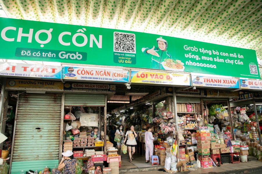 Các hộ kinh doanh giờ đây có thể đưa sản phẩm lên môi trường số, tiếp cận thêm khách hàng. Ảnh: Grab