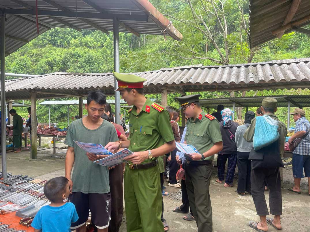 Công an trực tiếp hướng dẫn người dân tìm hiểu các nội dung pháp luật tại xã Cốc Lầu. Ảnh: Công an tỉnh Lào Cai