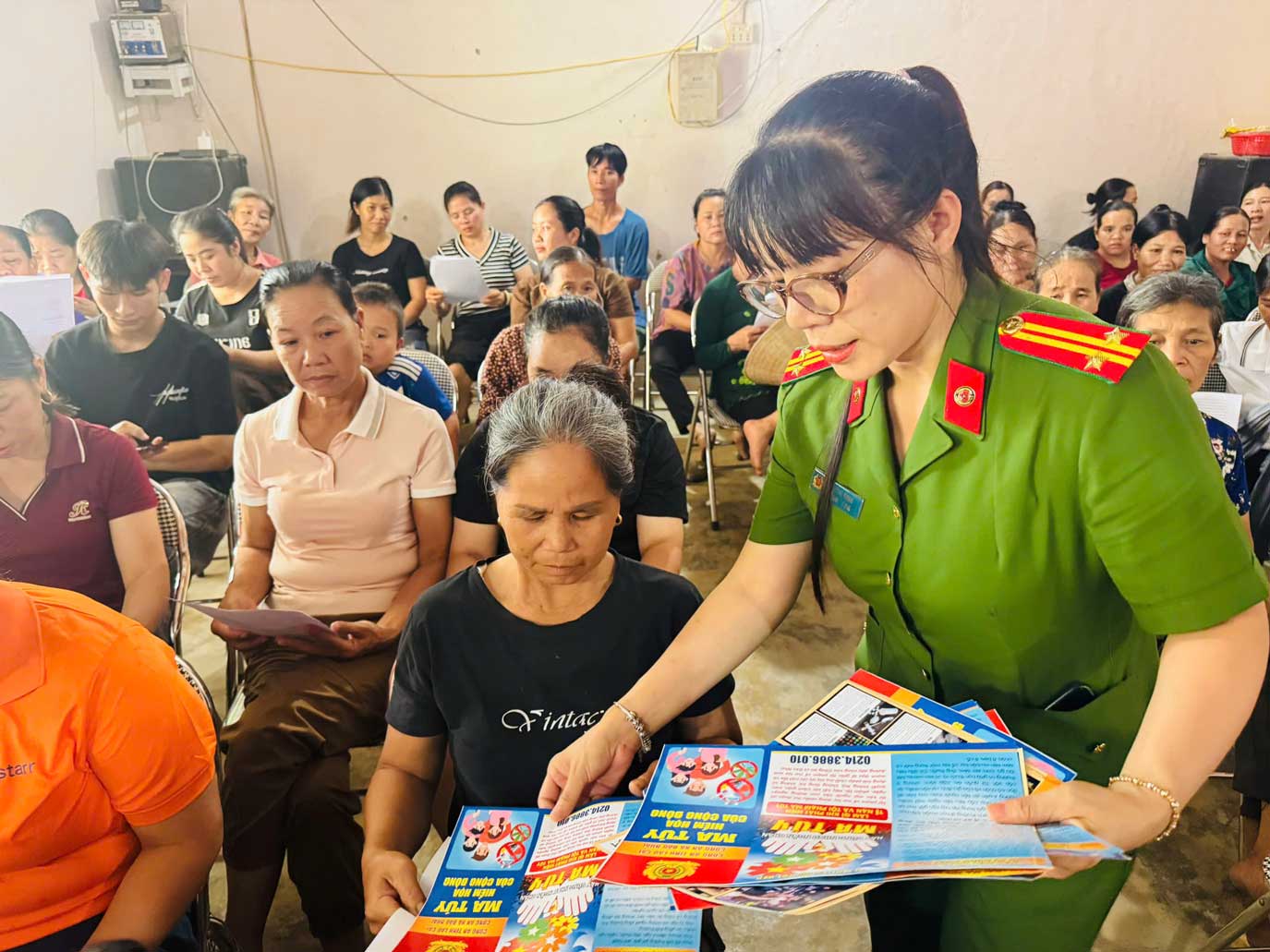 Công an tuyên truyền, hướng dẫn người dân nâng cao ý thức chấp hành pháp luật tại xã Bảo Nhai. Ảnh: Công an tỉnh Lào Cai