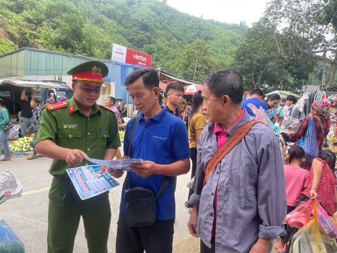 Police propagate and disseminate laws to people in Coc Lau commune. Photo: Lao Cai Provincial Police