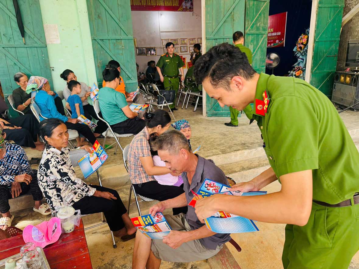 Người dân xã Bảo Nhai tìm hiểu các nội dung tuyên truyền, phổ biến pháp luật. Ảnh: Công an tỉnh Lào Cai