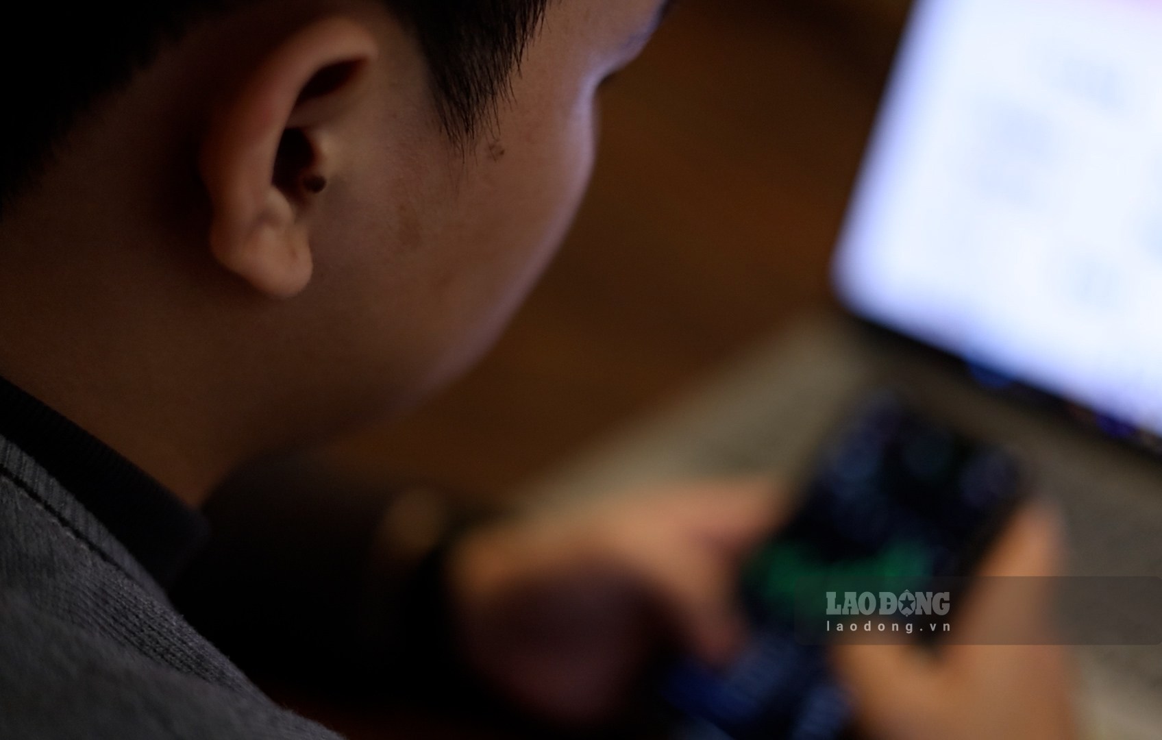 Phones are increasingly present in family life, reducing direct conversations. Photo: Huyen Trang