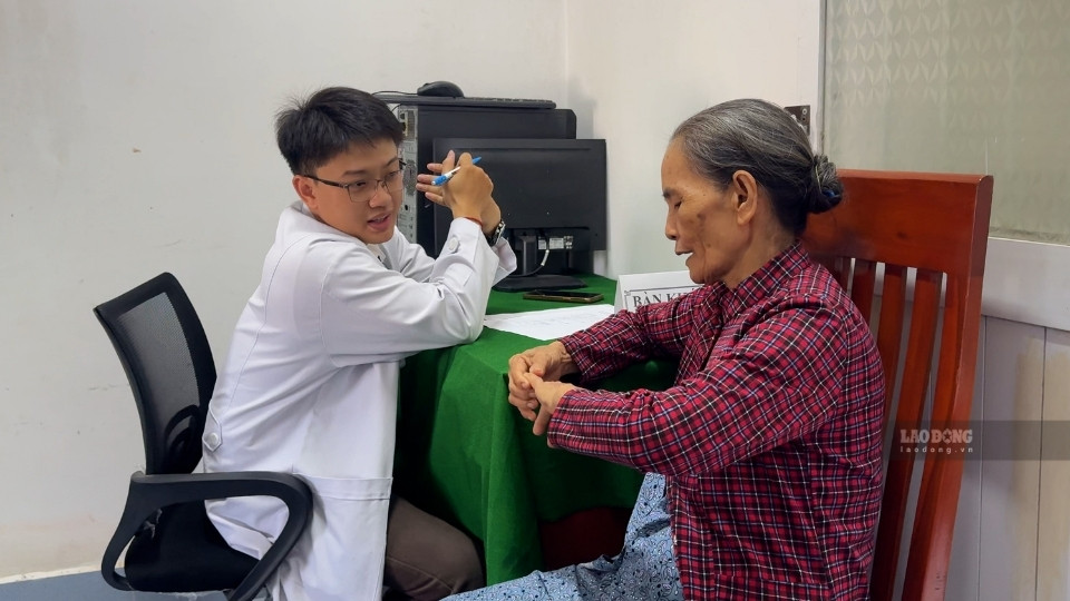 Nhân viên y tế tư vấn sức khỏe cho người dân sau khi khám sàng lọc. Ảnh: Hoàng Lộc