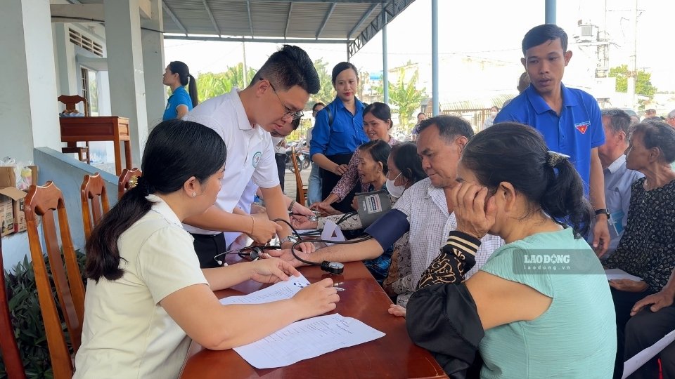 Le secteur de la santé de Vĩnh Long déploie un dépistage de santé gratuit pour toute la population pendant 90 jours et nuits. Photo: Hoàng Lộc