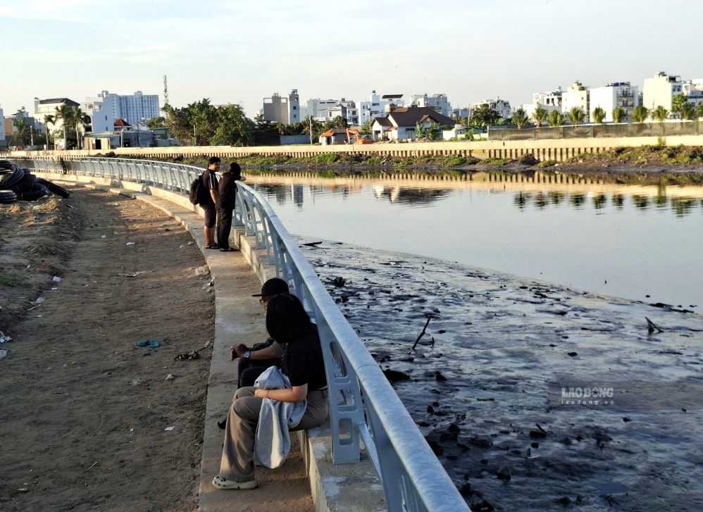 The Tham Luong - Ben Cat canal section through Go Vap Park has been embanked, but the canal bed has not been dredged of mud and soil. Photo: Minh Quan