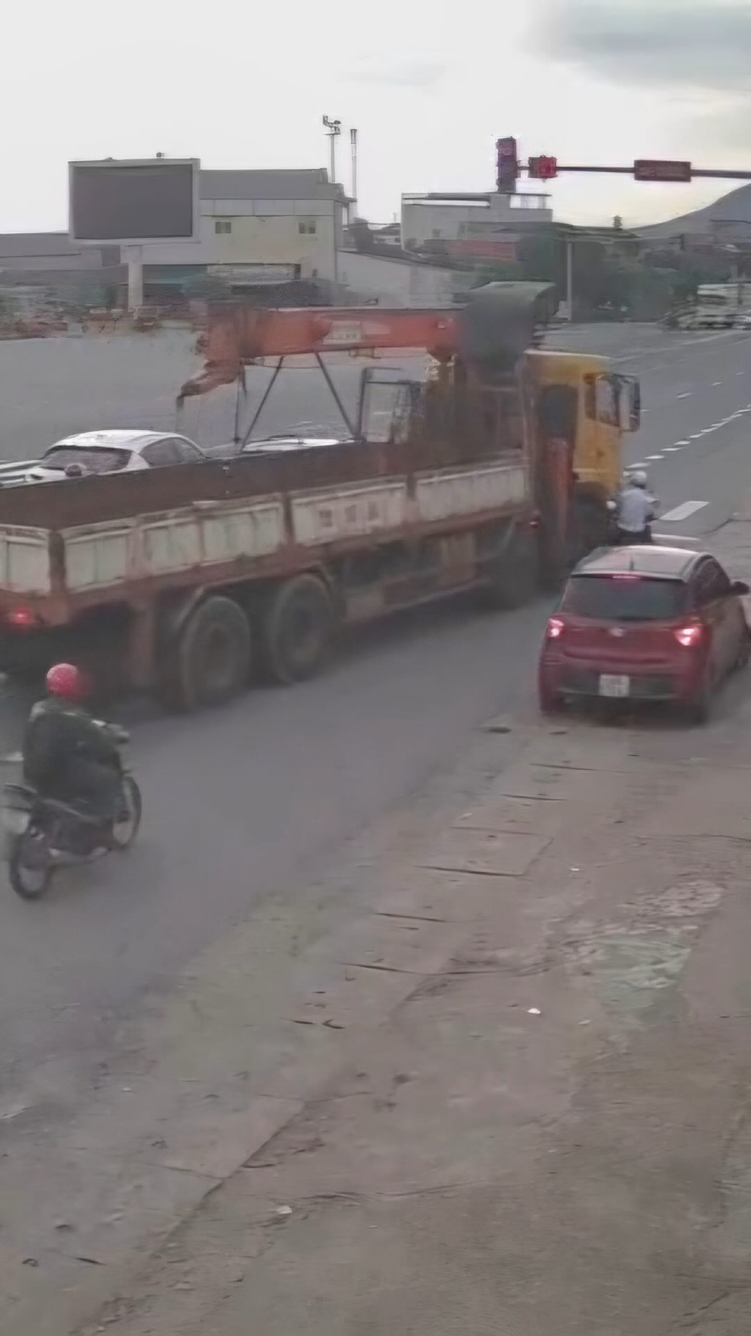 Camera ghi lại khoảnh khắc xe tải tông 4 xe máy dừng đèn đỏ ở Hà Tĩnh. Ảnh: Camera an ninh