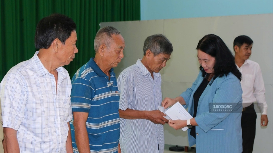 People in difficult circumstances receive gifts at the 65th anniversary of the Agent Orange disaster program. Photo: Hoang Loc