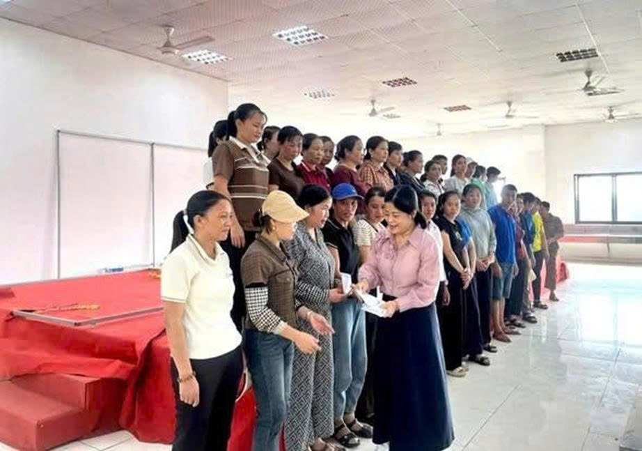 Trade unions donate 78 million VND to support workers in difficult circumstances. Photo: Thanh Hoa Trade Union