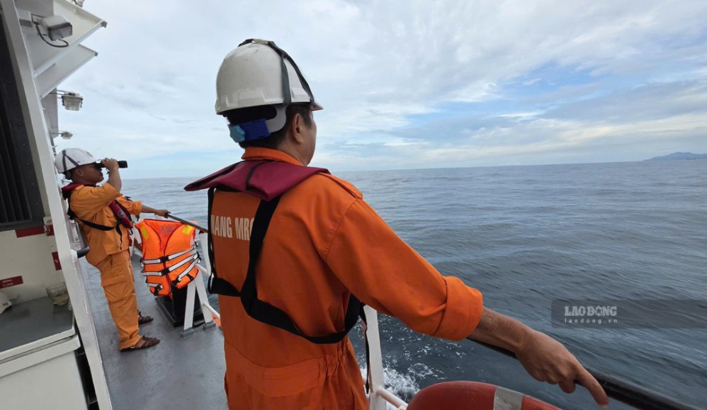 Ships of the Maritime Search and Rescue Joint Stock Center Zone 2 in Da Nang search and take shelter on the border. Photo: Danang MRCC