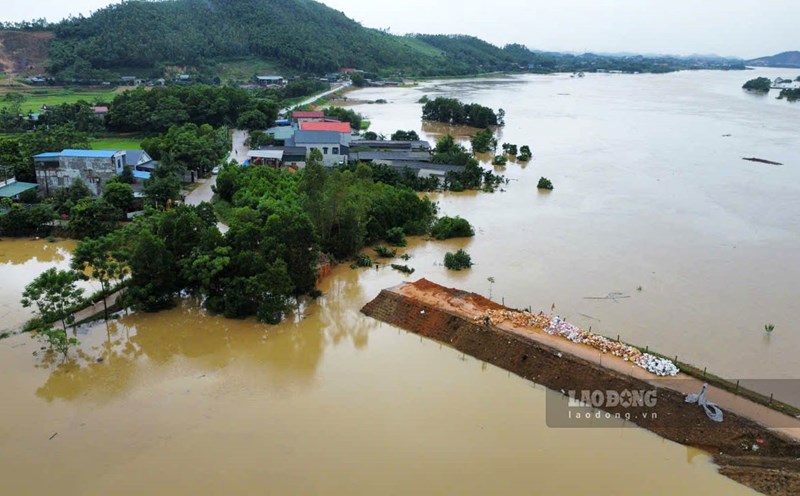 A section of the Lo River dyke through Tuyen Quang was broken during the 2024 flood. Photo: Nguyen Tung