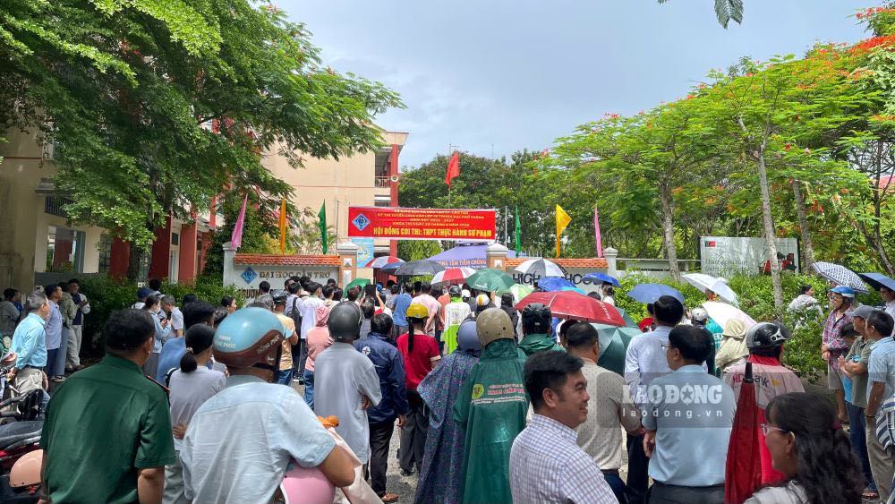 Can Tho parents wait for their children to take the 10th grade entrance exam for the 2026 - 2027 school year. Photo: Khanh Linh.
