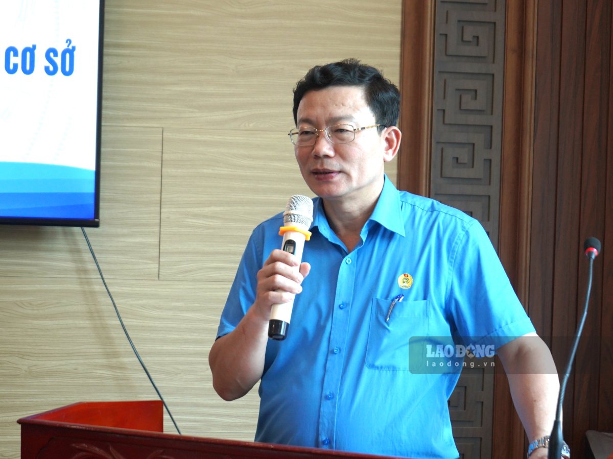 Đại diện LĐLĐ TP Hải Phòng phát biểu giao nhiệm vụ cho các công đoàn cơ sở mới thành lập. Ảnh: Mai Dung