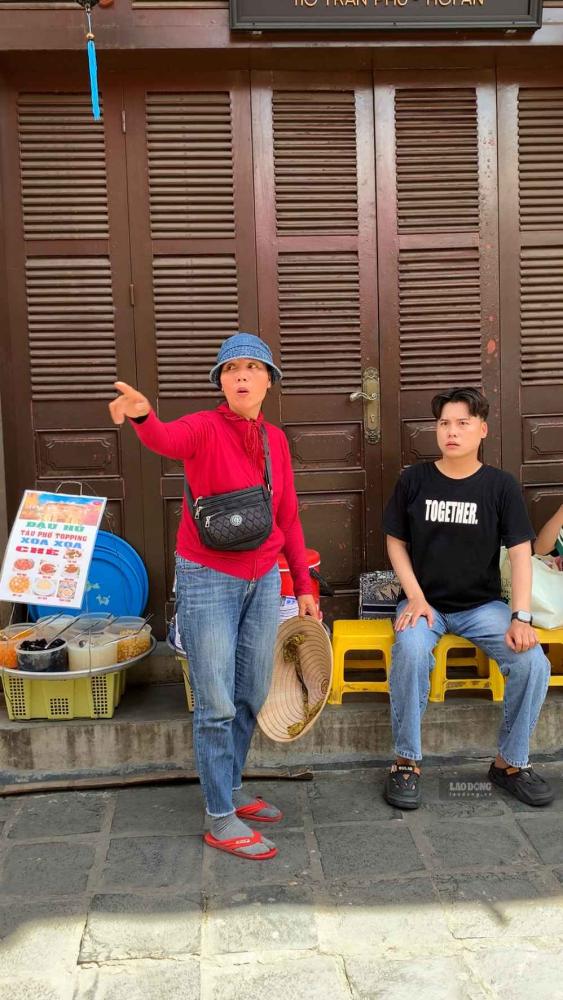 Ms. Nguyen Thi Bay, who has been selling tea for 20 years in Hoi An ancient town, caused a fever when naturally chatting with tourists in 5 foreign languages. Photo: Thanh Huyen