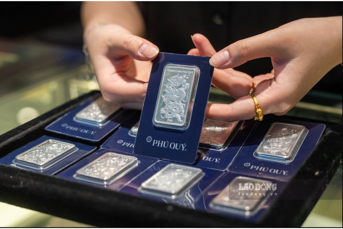 Domestic silver prices adjusted down in today's trading session. Photo: Phuong Anh