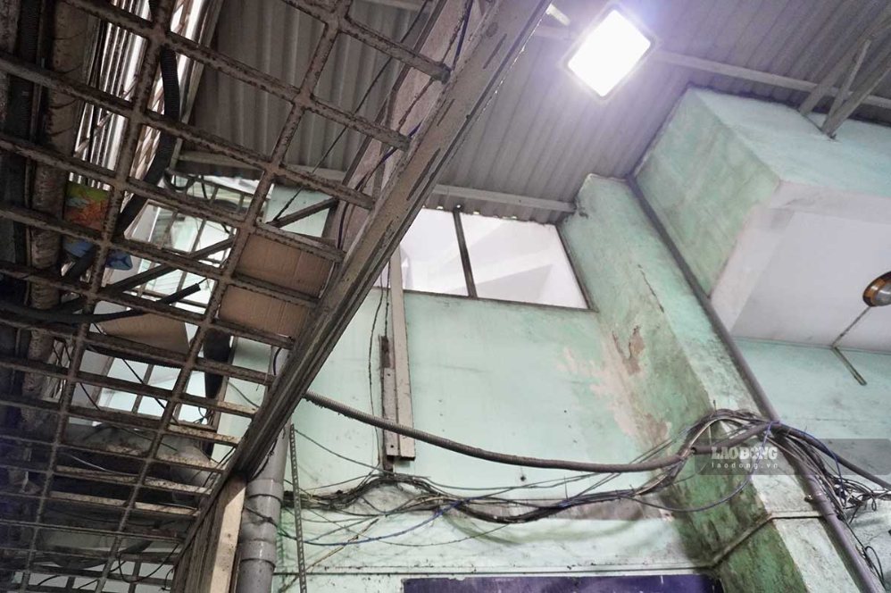 Nhiều khu vực của bệnh viện xuống cấp. Ảnh: Như Quỳnh