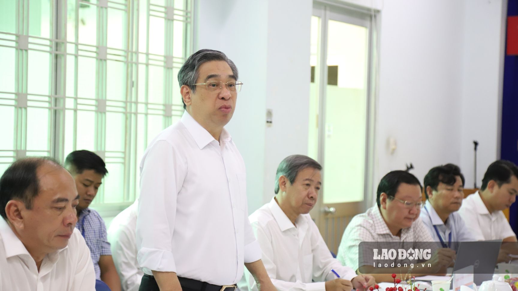 Ông Nguyễn Phước Lộc - Ủy viên Trung ương Đảng, Phó Bí thư Thành ủy, Chủ tịch Ủy ban MTTQ Việt Nam TPHCM họp với ngành y tế khẩn trương bố trí lại cơ sở điều trị bệnh tâm thần. Ảnh: Nguyễn Ly