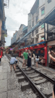 Phố đường tàu Hà Nội vẫn tấp nập sau vụ việc du khách bị tàu hỏa hất văng điện thoại