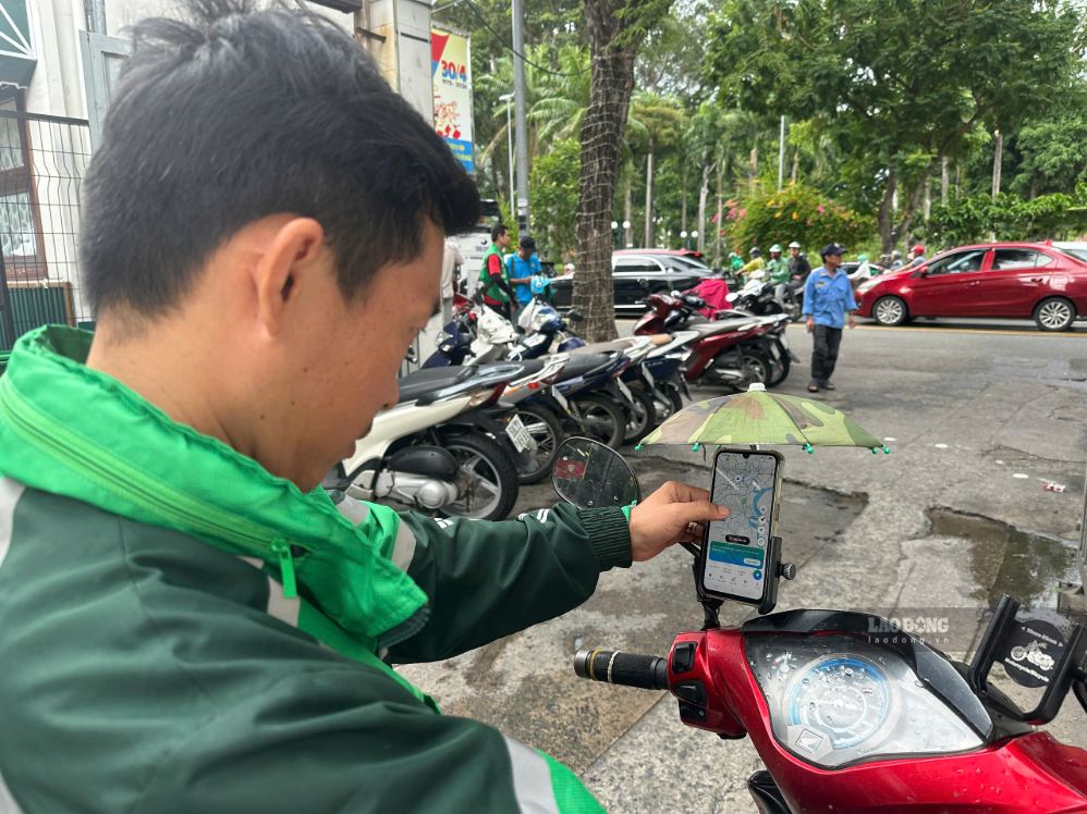 Technology drivers and online sellers are proposed to participate in compulsory social insurance. Photo: Minh Tam