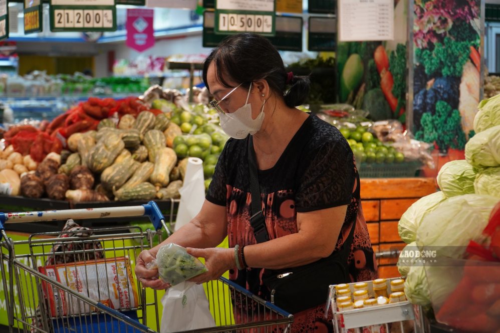 People shopping at Ho Chi Minh City supermarkets. Photo: Ha May