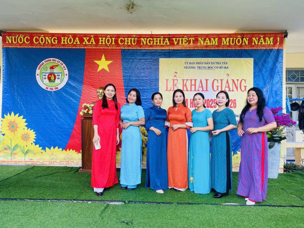 Ms. Do Thi Hoai Thuong (far left on the photo), Principal of 19.8. Secondary School (Tra Tan commune, Da Nang city), who voluntarily applied to leave her management position to return to teaching. Photo: Character provided