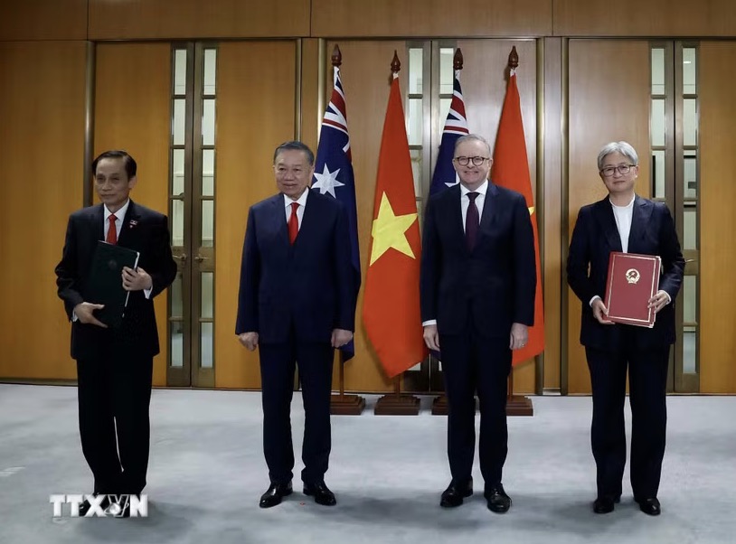 General Secretary and President To Lam and Australian Prime Minister Anthony Albanese witnessed the handover of cooperation documents between the two countries. Photo: VNA