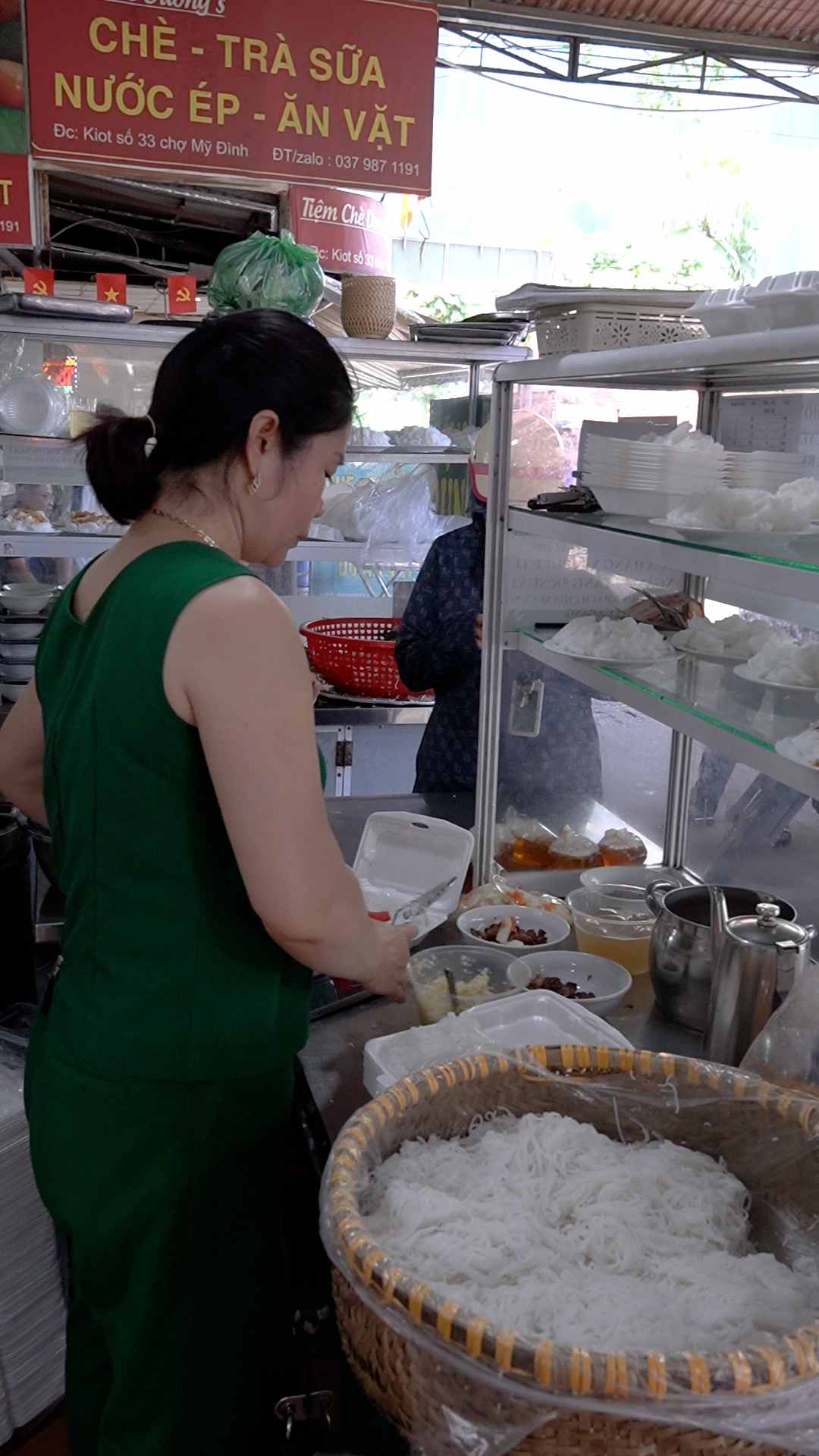 Hà Nội nắng nóng trở lại, tiểu thương giảm nhập hàng, quán ăn thưa khách