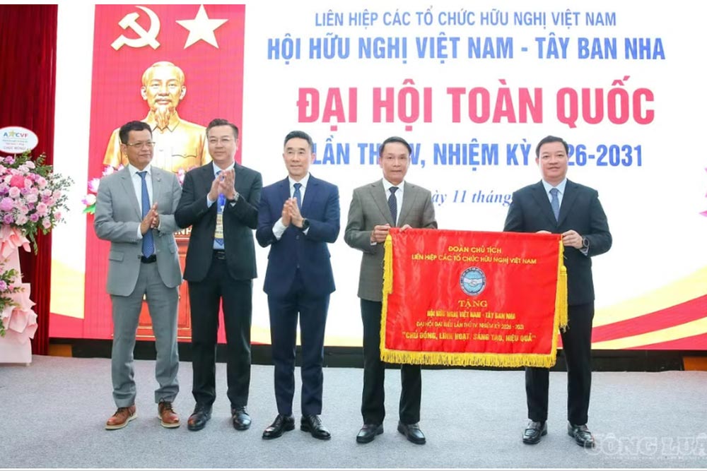 Ông Nguyễn Ngọc Hùng - Phó Chủ tịch Liên hiệp các tổ chức hữu nghị Việt Nam - tặng Cờ lưu niệm cho Hội Hữu nghị Việt Nam - Tây Ban Nha.