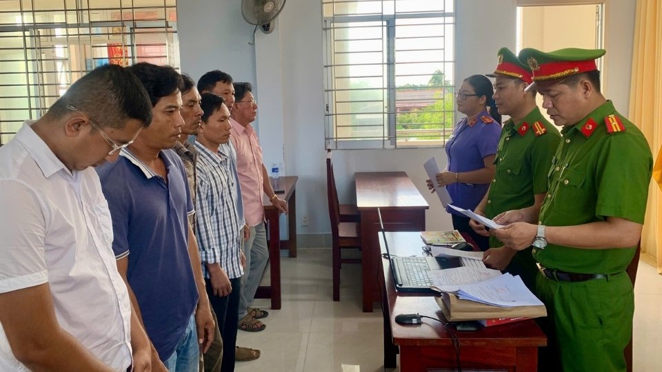 Công an tống đạt quyết định khởi tố bị can đối với các đối tượng liên quan vụ đá gà ăn tiền. Ảnh: Cổng TTĐT Công an Vĩnh Long
