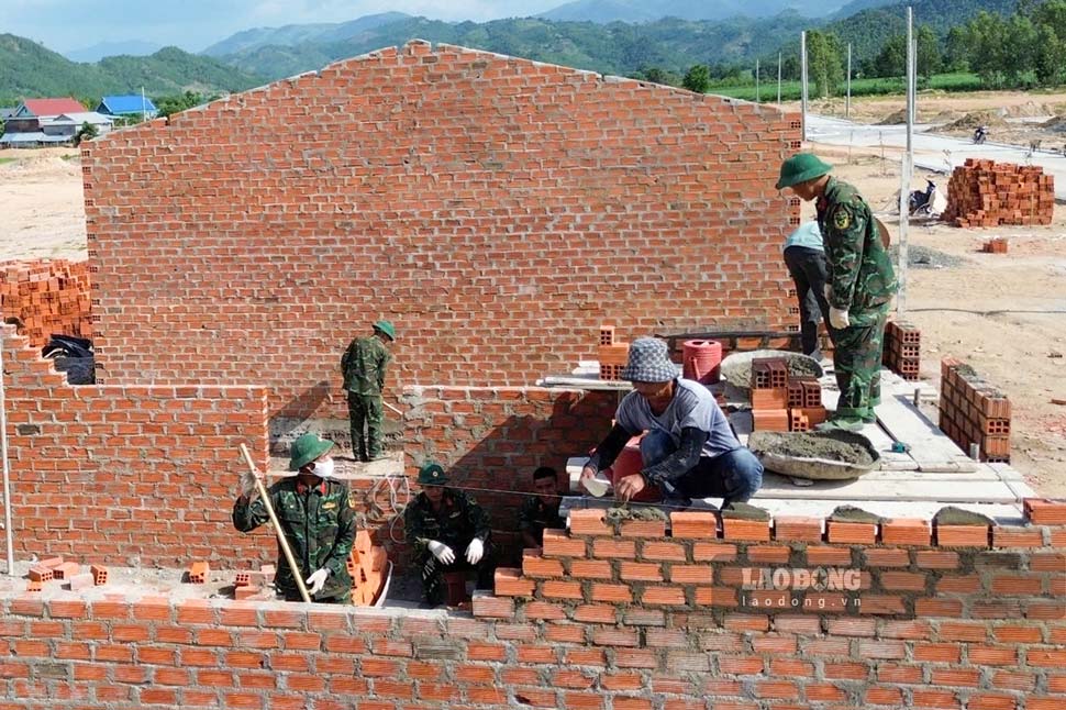 Nhân lực khẩn trương dựng nhà cho người dân vùng thiên tai xã Ia Hiao. Ảnh: Hoài Phương