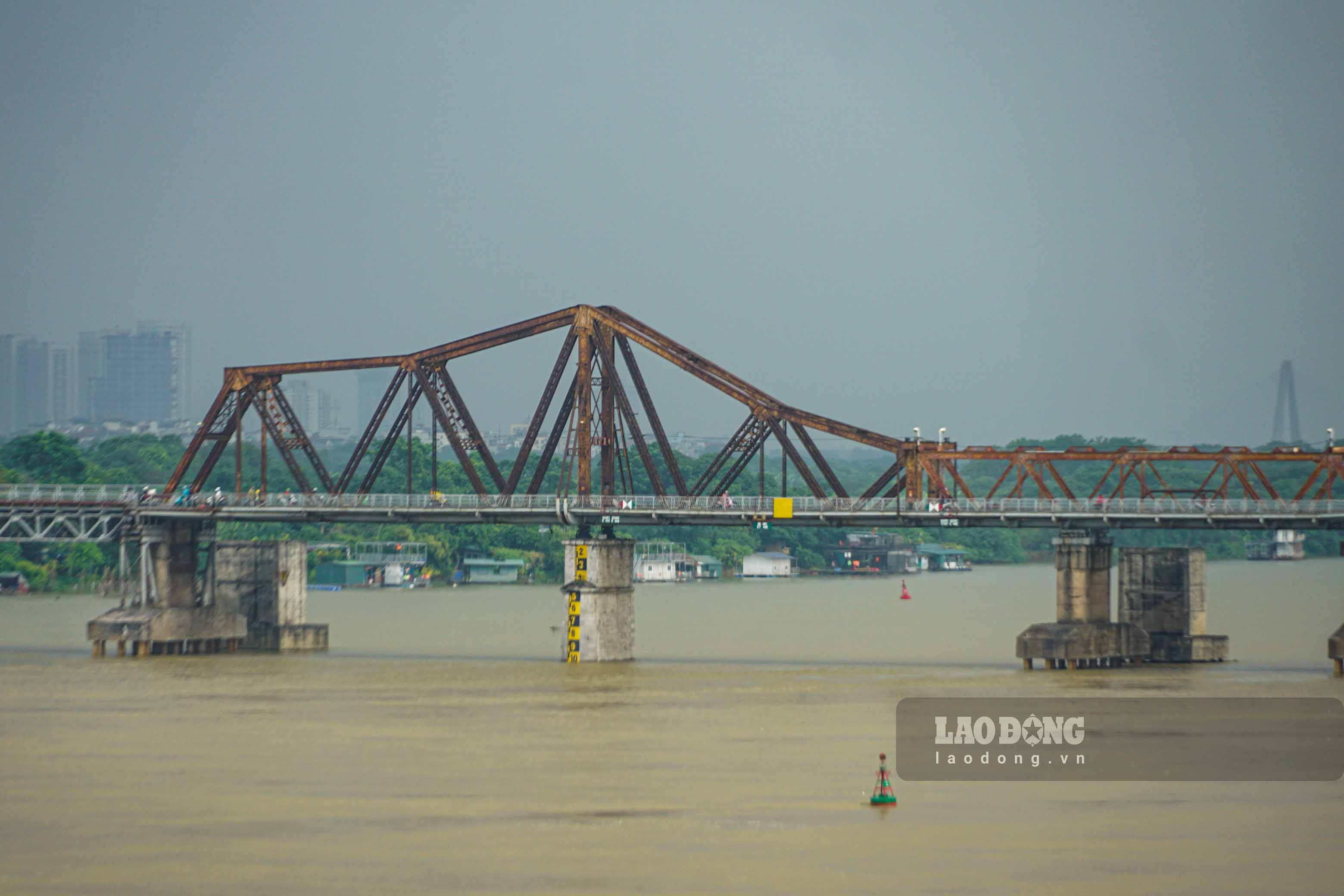 Long Biên là cây cầu nhiều tuổi nhất trên sông Hồng. Ảnh: Ngọc Thuỳ