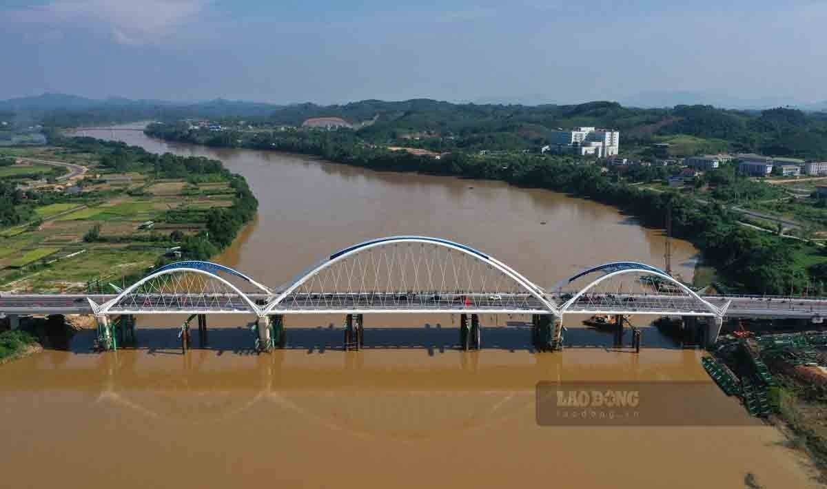 On the journey to the East Sea, the Red River has many bridges connecting both banks. Photo: Thanh An