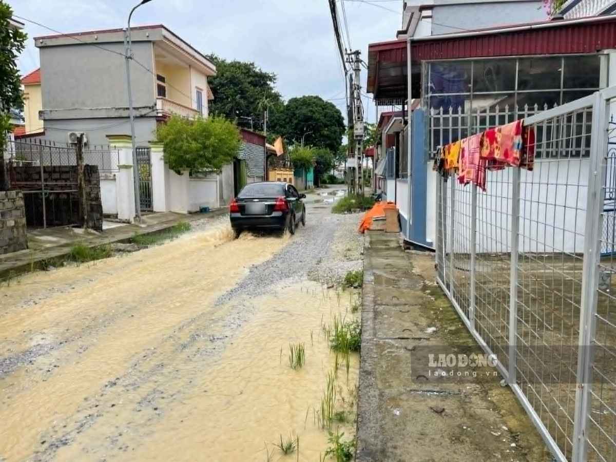 Dự án cải tạo, nâng cấp tuyến đường xã Vĩnh Hào cũ (nay thuộc xã Liên Minh, tỉnh Ninh Bình) ngập nước sau mưa. Ảnh: Lương Hà
