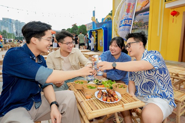 Hội bạn thân trải nghiệm các món ngon xứ Quảng tại khu trải nghiệm của Larue trong khuôn khổ sự kiện Lễ Hội Tận hưởng Đà Nẵng 2026. Ảnh: Larue