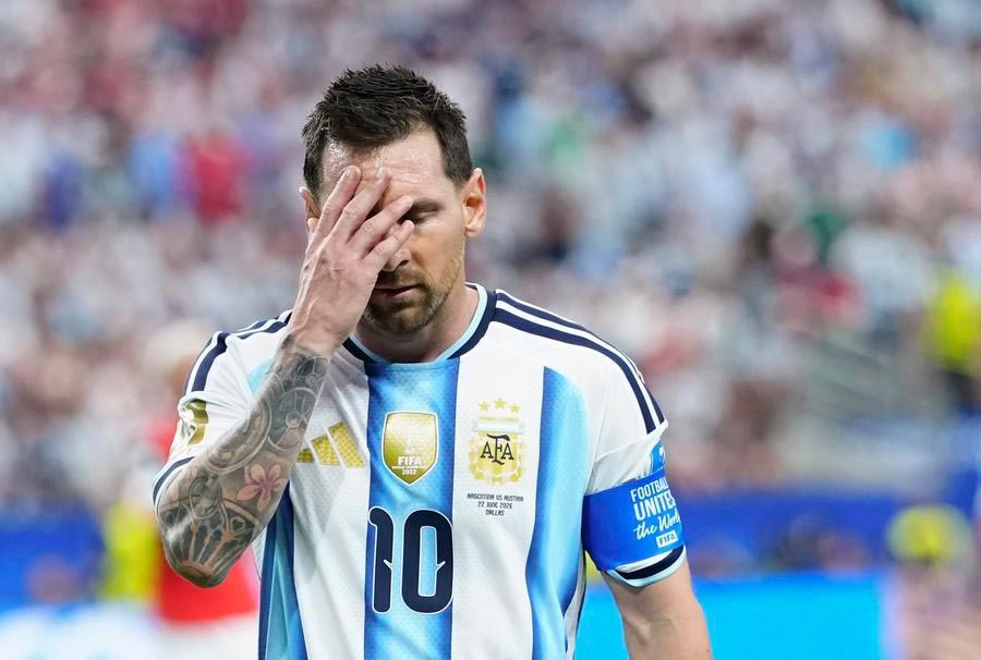Messi stays in Argentina after his father's funeral, postponing return to the pitch. Photo: Xinhua
