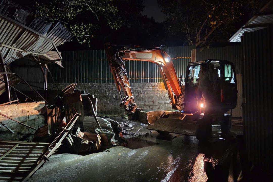 Excavators are mobilized to coordinate firefighting. Photo: Hanoi City Police