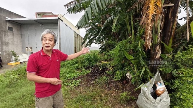 Mr. Dang Huy Dung in Quang Ngai won the auction of 2 land plots but later discovered one plot was only on paper. Photo: Dong Giang
