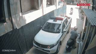 Lao Cai traffic police use patrol cars to take an unconscious woman to the emergency room in time. Photo: Quynh Trang