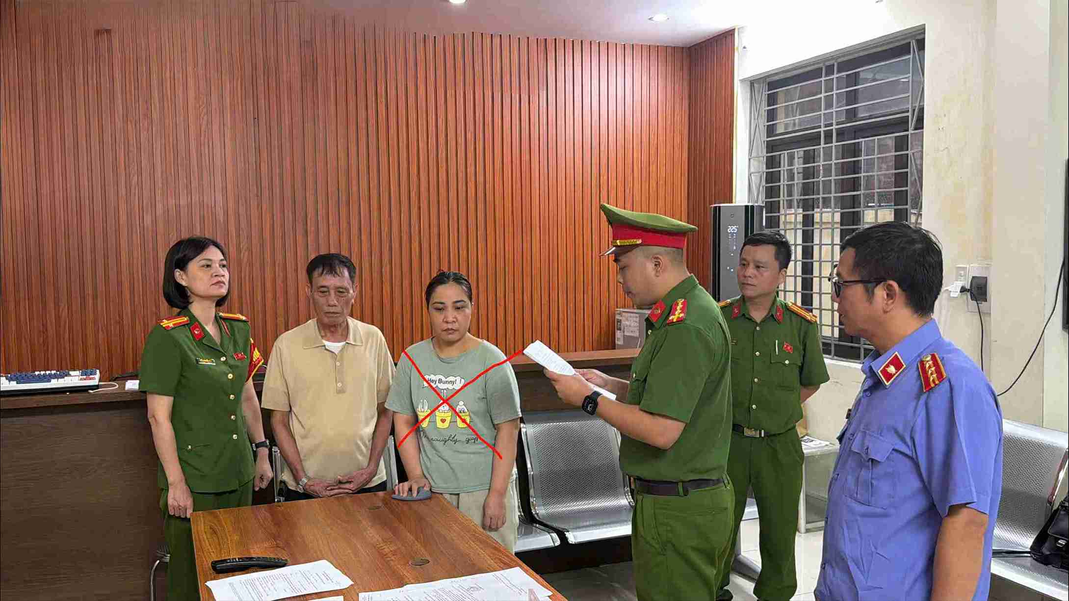 Cơ quan CSĐT Công an tỉnh Hưng Yên thi hành Lệnh bắt bị can để tạm giam đối với Bùi Thị Hoài. Ảnh: Công an tỉnh Hưng Yên