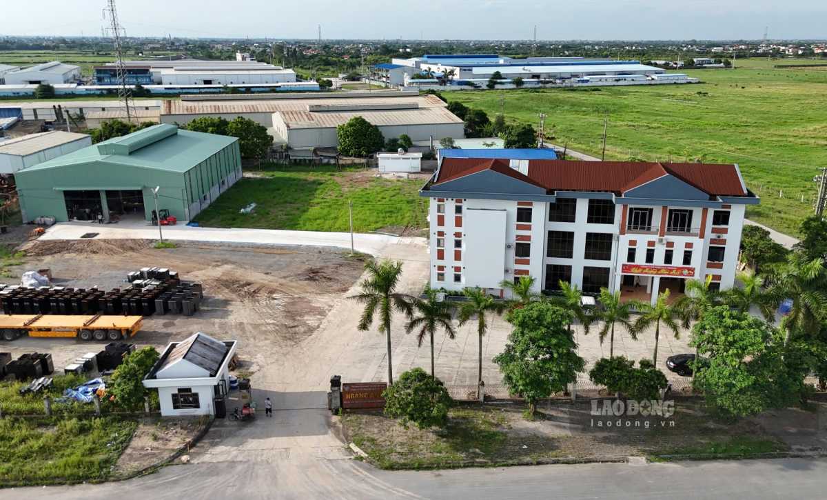 Trụ sở Công ty Hoàng Anh - chủ đầu tư dự án sau nhiều năm bỏ hoang mới đây đã được sơn sửa lại.