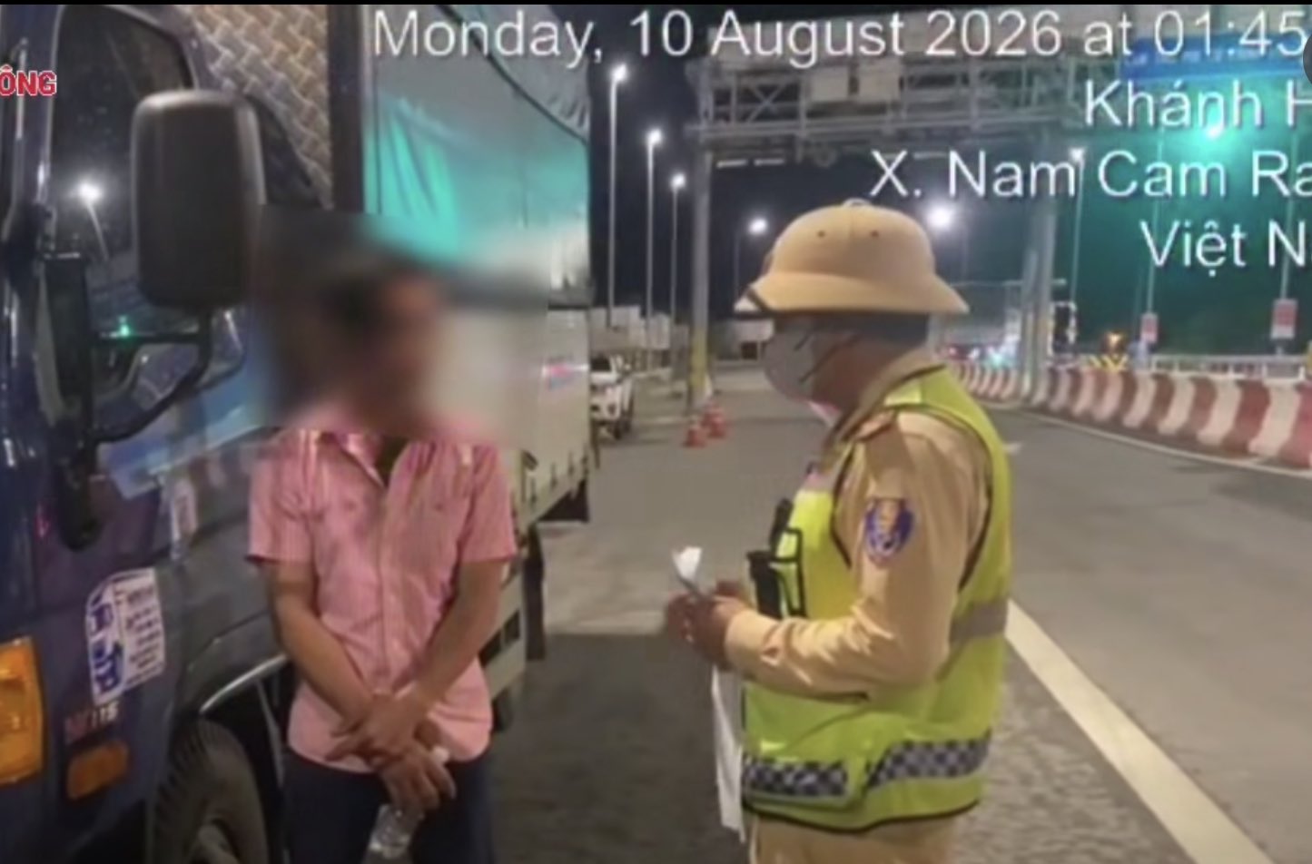 Driving on the highway without a driver's license, the driver was just administratively fined. Photo: Traffic Police Department
