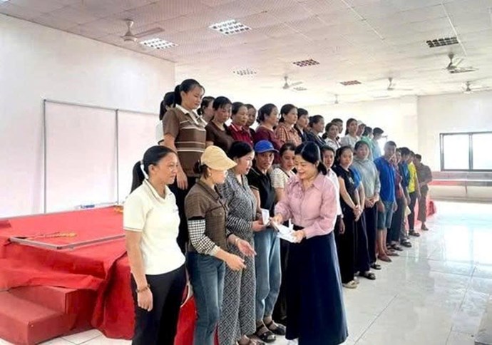Công đoàn trao 78 triệu đồng hỗ trợ người lao động khó khăn. Ảnh: Công đoàn Thanh Hóa