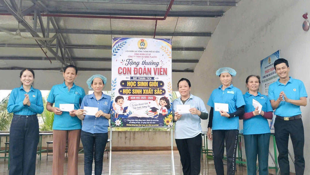 Grassroots trade union in Da Nang rewards children of union members with excellent academic achievements. Photo: Dien Ban Trade Union