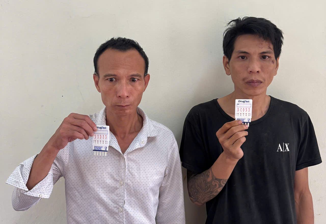 The Police Agency conducts rapid drug testing for subjects Long and Khai. Photo: Hung Yen Provincial Police