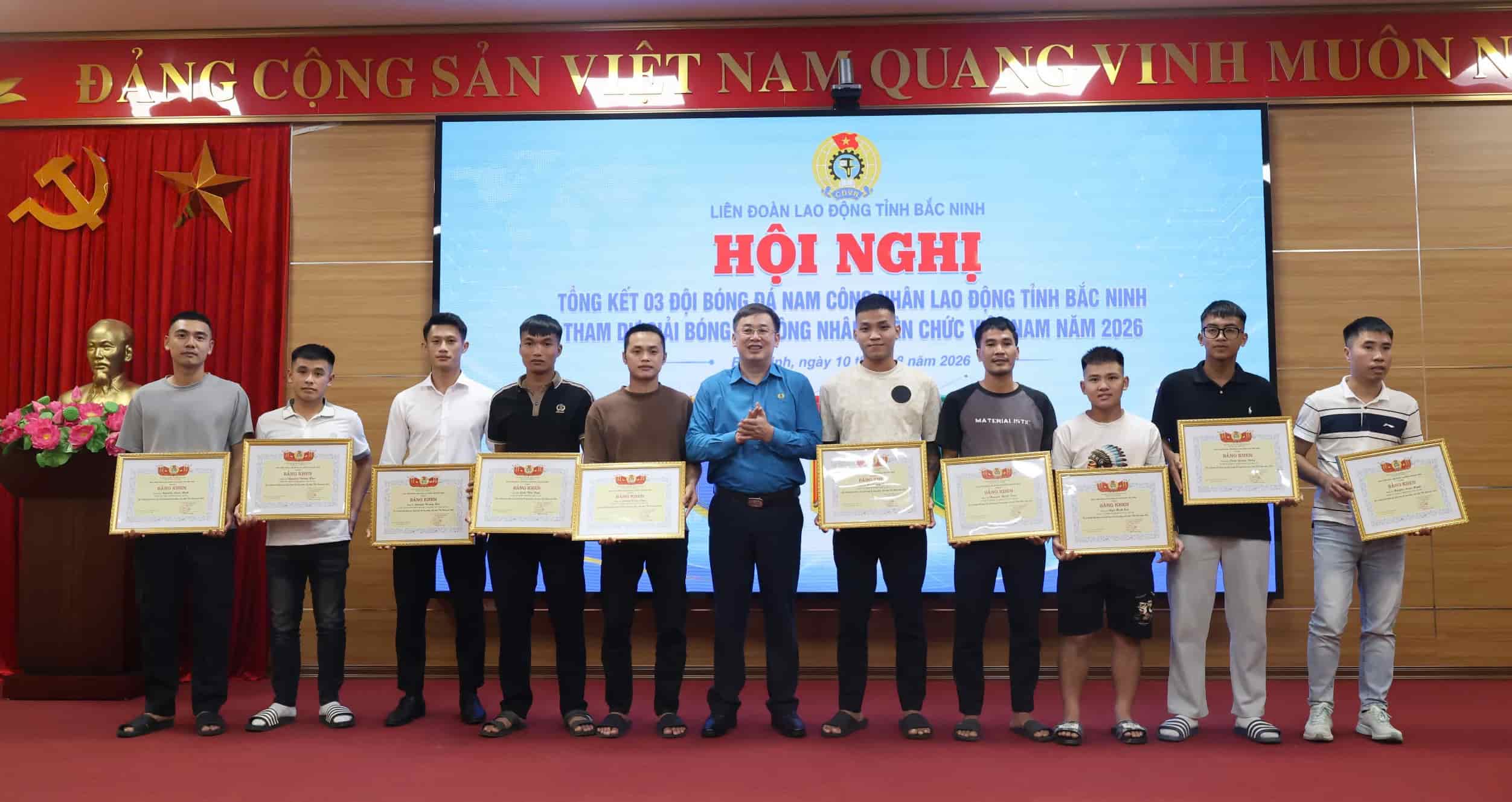 Mr. Thach Van Chung - Member of the Standing Committee of the Vietnam General Confederation of Labor, Chairman of the Provincial Labor Federation awarded Certificates of Merit to individuals with many achievements participating in the 2026 Vietnam Workers and Civil Servants Football Tournament. Photo: Quyet Chien/Provincial Labor Federation.