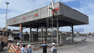 Officially dismantling the toll station at the gateway to Ho Chi Minh City, completed after about 3 months. Photo: HAC