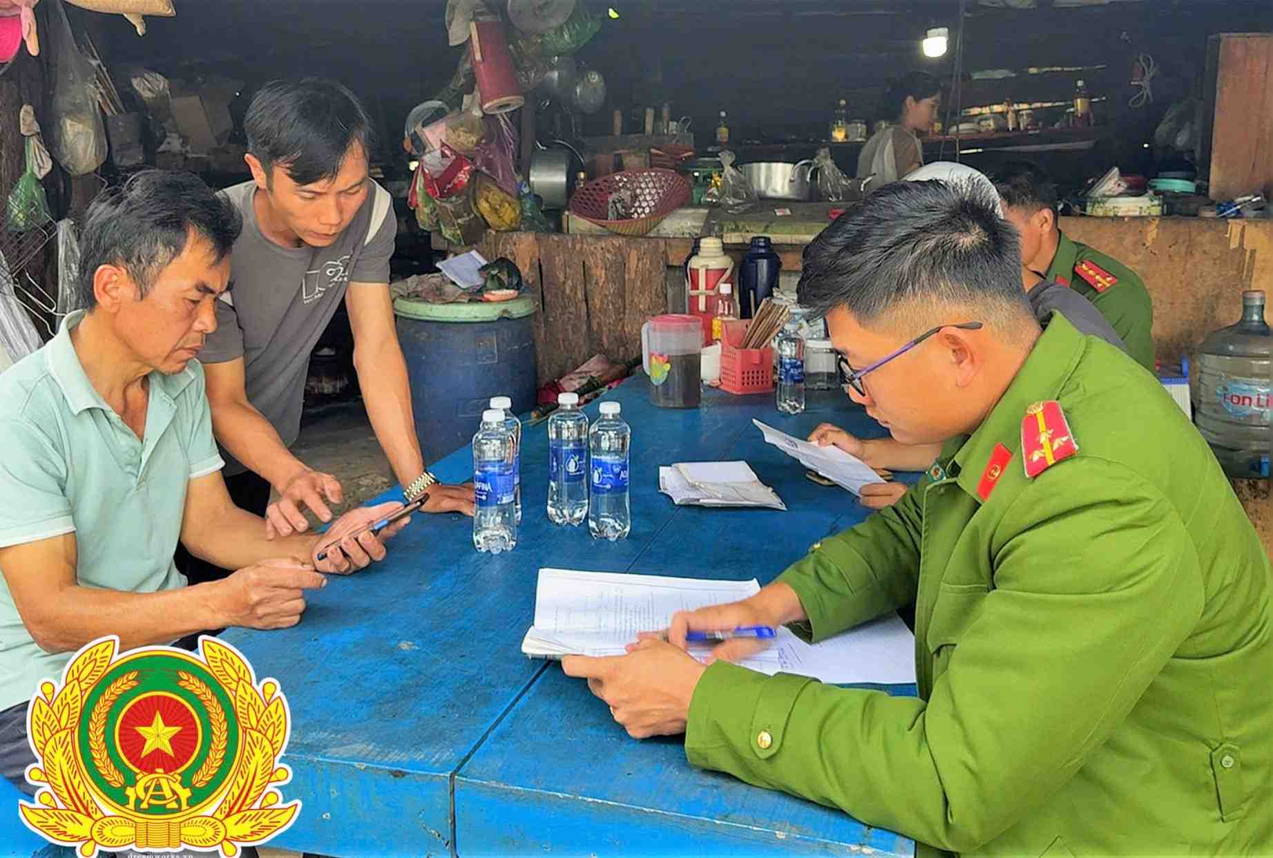 Công an phường Lang Biang - Đà Lạt làm việc với các cá nhân lấn chiếm rừng thông để buôn bán, kinh doanh. Ảnh: Công an phường Lang Biang - Đà Lạt 