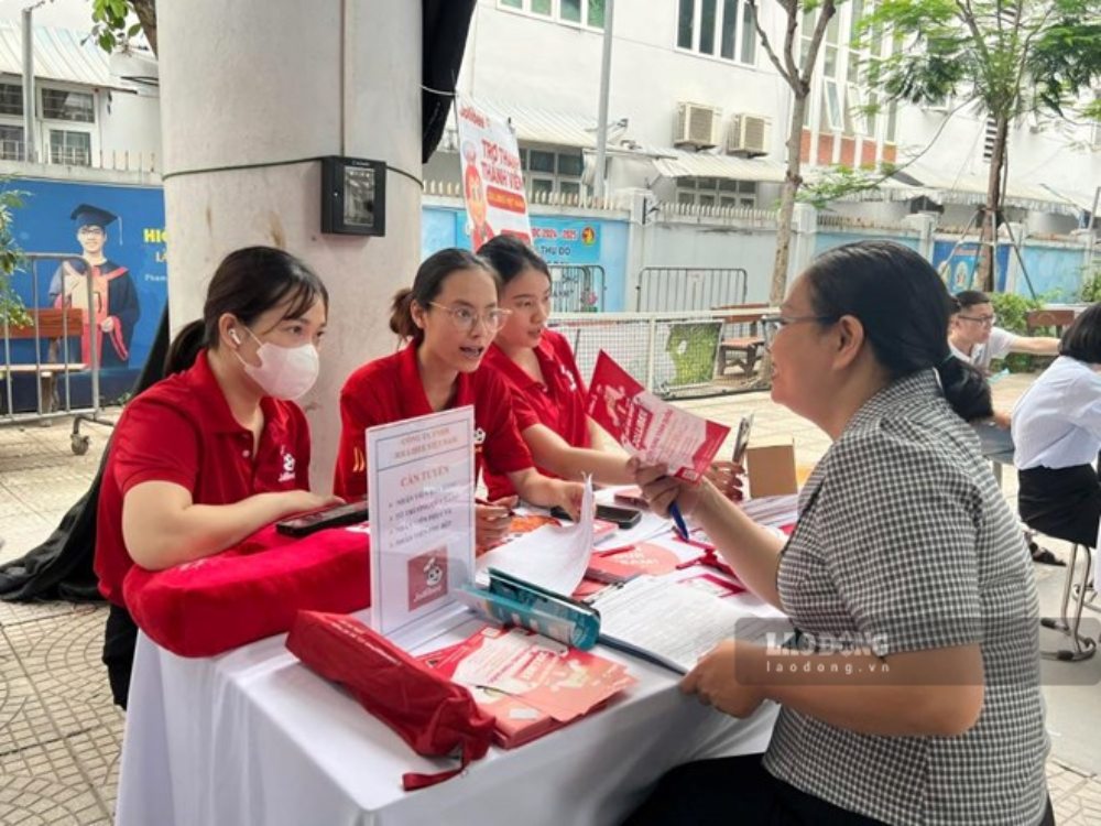 In July 2026, businesses in Hanoi recruited 40,000 job positions. Photo: Quynh Chi
