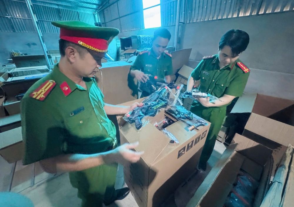 Functional forces discovered a warehouse containing a large amount of children's toys of unknown origin. Photo: Fire and Rescue Police Department, Thanh Hoa Provincial Police provided